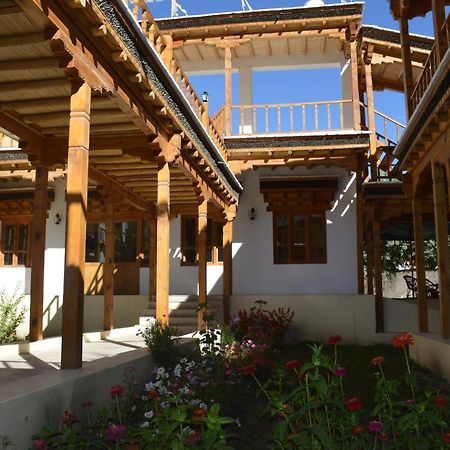 Lha-Ri-Sa Resort 레 외부 사진